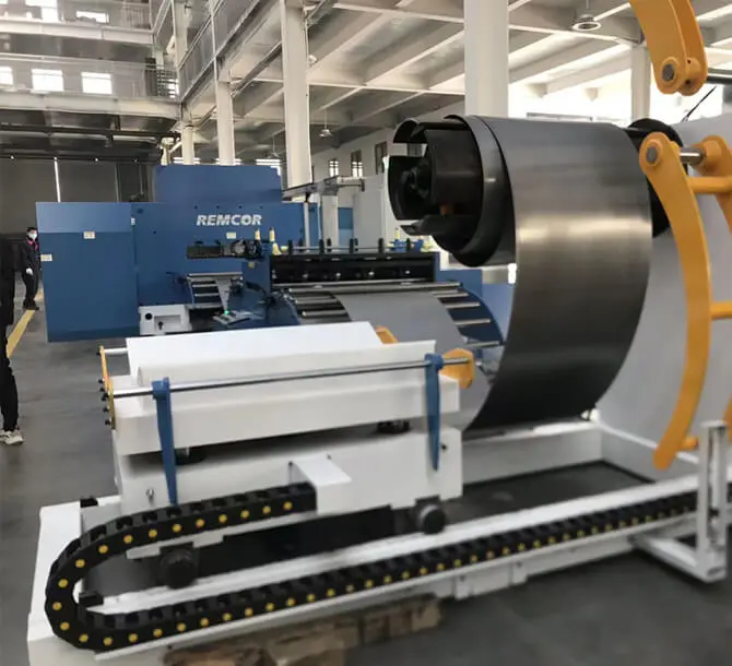 L'étape suivante, nous avons développé la ligne de poinçonnage et de cisaillement