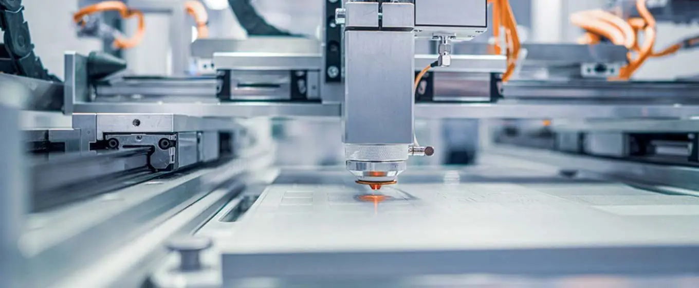 Machine laser dans la fabrication d'équipement