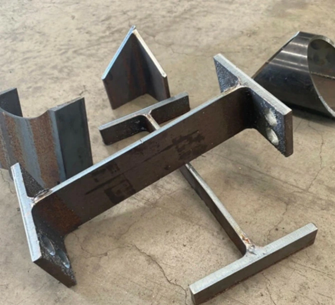 La machine de découpe de tuyaux laser dans la découpe de tubes ronds ou carrés pour les lits ou les bancs médicaux