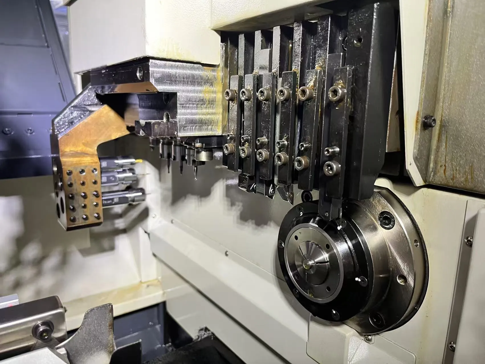 Tour de type suisse CNC: le guide complet de l'usinage de petites pièces de haute précision